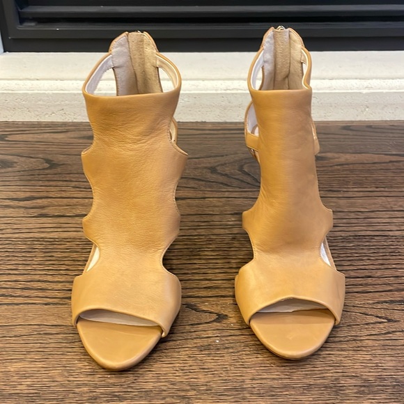 Louis et Cie Camel cut out heels. 3inch heels.size 8m. Worn once. - Picture 1 of 5